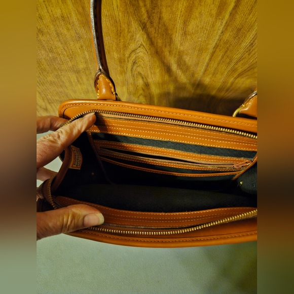 Dooney & Bourke black and tan shoulder bag - Picture 2 of 5